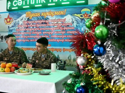 
                    Солдаты отметили новый год жизни в дружной армейской семье
                