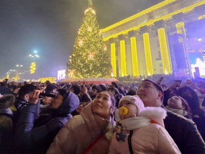 
                    В Алматы состоялся новогодний салют и праздничный концерт
                