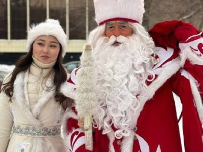 
                    Аяз Ата и Ақшақар прогулялись по улицам Астаны и раздали жителям сладости
                