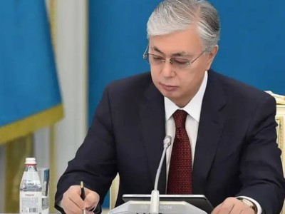 
                    Токаев подписал закон по вопросам госнаград, образования и защиты прав ребенка
                