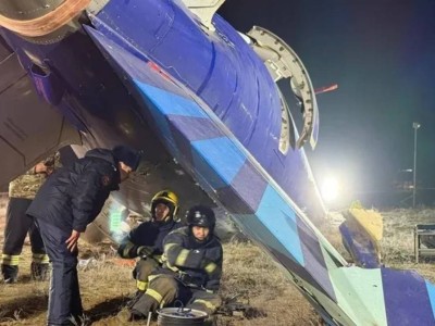 
                    Токаев наградил казахстанцев, спасавших пассажиров рухнувшего в Актау самолета Azerbaijan Airlines
                