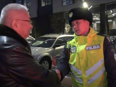 
                    Внимательный патрульный полицейский умилил алматинцев 
                