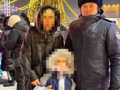 
                    Девочка потерялась во время зажжения новогодней елки в Семее  
                