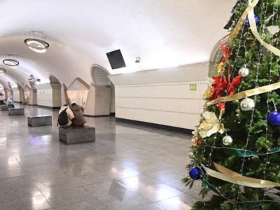
                    Метро Алматы украсили к Новому году
                