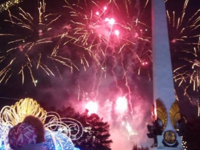 
                    В Караганде засверкала огнями главная новогодняя елка
                