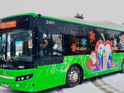 
                    Новогоднее настроение на дорогах Алматы: общественный транспорт в праздничном оформлении
                