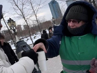 
                    Спортсмены в Астане угостили чаем коммунальщиков и помогли в уборке снега
                