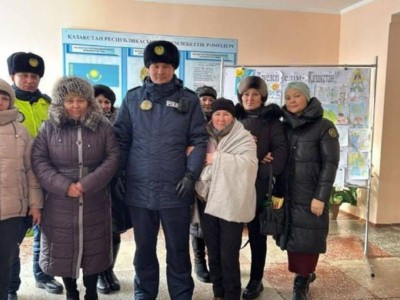 
                    Пассажиров застрявшего в мороз автобусa спасли акмолинские полицейские  
                