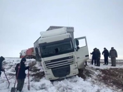 
                    Около 30 грузовых фур застряли в снежном заносе в Мангистауской области
                