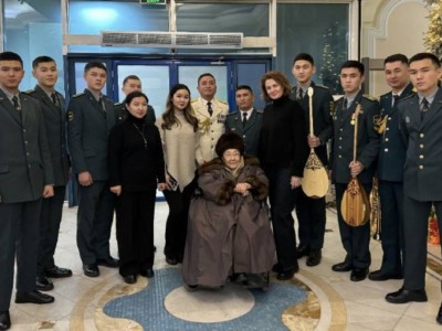 
                    С юбилеем поздравили Бибигуль Тулегенову военнослужащие в Алматы  
                