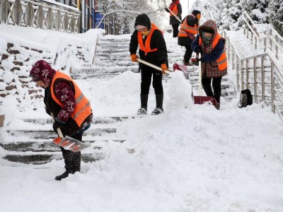 
                    В Алматы устраняют последствия большого снегопада
                
