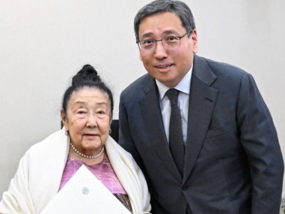 
                    Ерболат Досаев поздравил Бибигуль Тулегенову с 95-летием
                