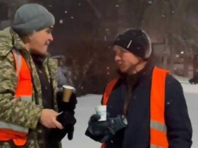 
                    Шоколадом и баурсаками в честь праздника угощали на улице жителей Астаны
                