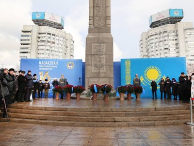 
                    В Алматы прошла церемония возложения цветов в честь Дня Независимости
                