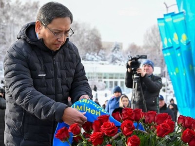 
                    Аким Алматы возложил цветы к монументу Независимости
                