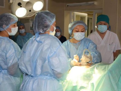 
                    В Астане впервые провели внутриутробную операцию беременной двойней женщине
                