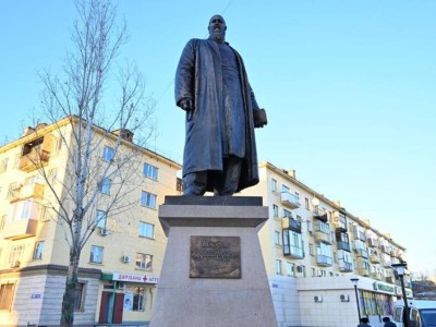 
                    Памятник Шакариму Кудайбердиеву открыли в области Абай
                