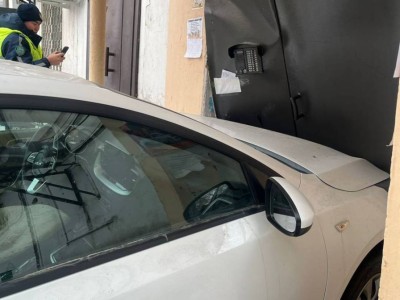 
                    Водитель авто врезался в дверь жилого дома в области Абай
                