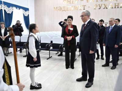 
                     Токаев подарил музыкальное оборудование и картину Дому культуры в области Жетысу 
                