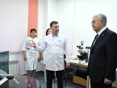 
                    Президент посетил областной перинатальный центр в Актобе
                