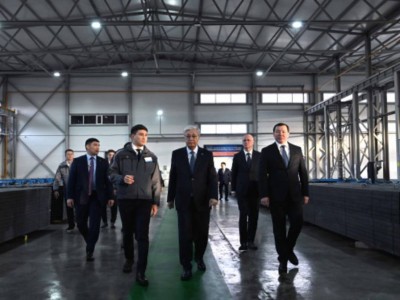 
                    Президент осмотрел трубный завод в Актобе
                