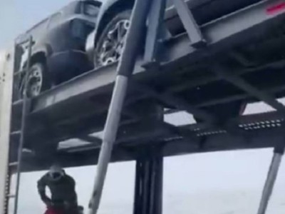 
                    Автовоз с 8 машинами загорелся на трассе в Жамбылской области
                