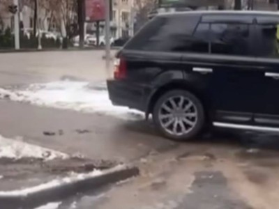 
                    Человек и закон: в Алматы наказан водитель внедорожника, заехавший на газон
                