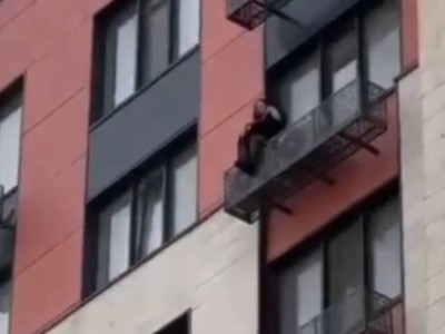 
                    Спрыгнуть с восьмого этажа пыталась женщина в Атырау
                