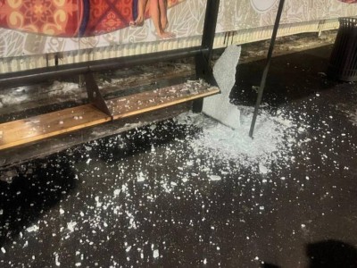 
                    Еще одну остановку разбили вандалы в Астане
                