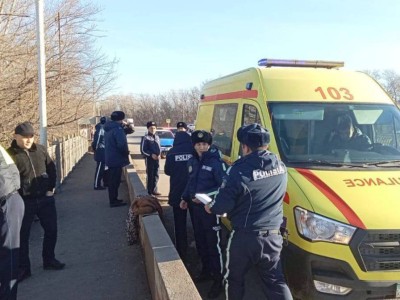 
                    Девушка спрыгнула с моста в Уральске
                