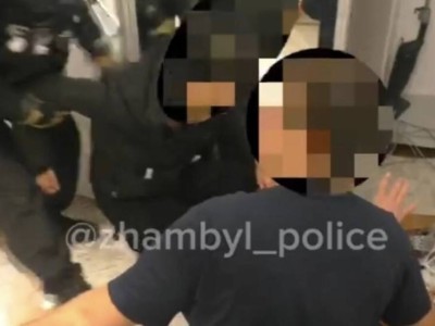 
                    Задержание преступной группы попало на видео в Жамбылской области 
                