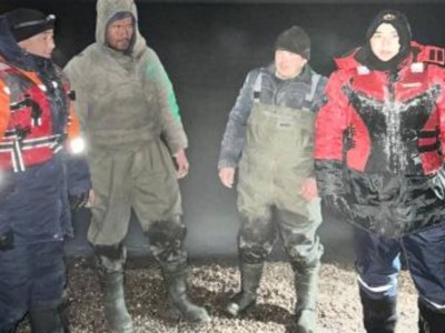 
                    Сотрудники МЧС спасли попавших в снежный плен казахстанцев 
                