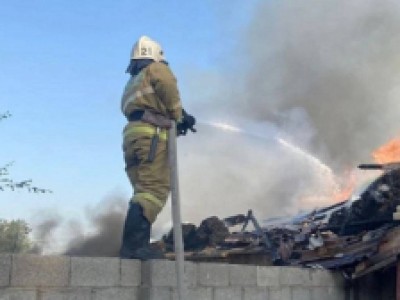 
                    Огнеборцы уберегли от пожара здание предприятия в Караганде
                