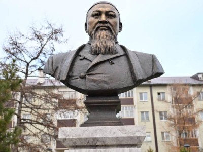 
                    В Казани возложили цветы к памятнику Абаю Кунанбаеву 
                