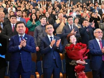 
                    Токаев поздравил с 80-летием поэтессу Акуштап Бактыгерееву
                