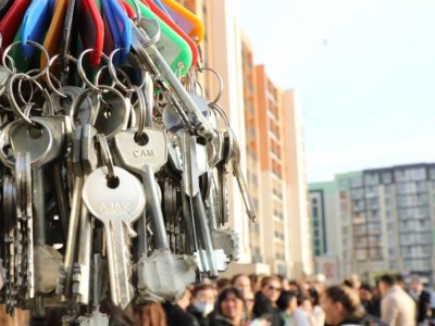 
                    Очередникам в Алматы вручили ключи от новых квартир
                