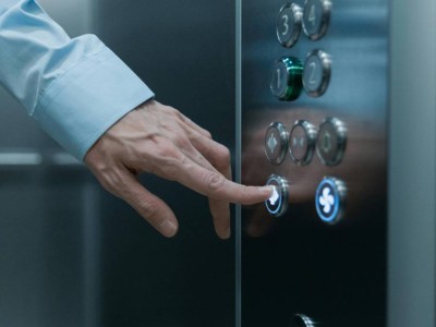 
                    Спасатели в Астане освободили застрявших в лифте людей 
                