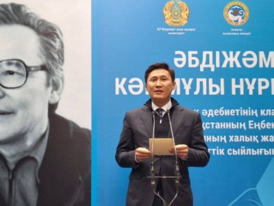 
                    В Алматы установили мемориальную доску Абдижамилу Нурпеисову
                