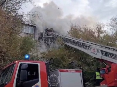 
                    Пожарные Каскелена эвакуировали пятерых человек из огня 
                