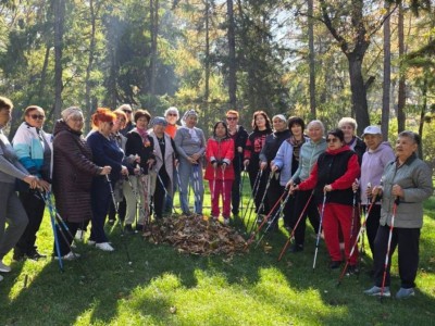 
                    «Порядок – дело общее»: алматинские пенсионеры совместили скандинавскую ходьбу с уборкой мусора
                