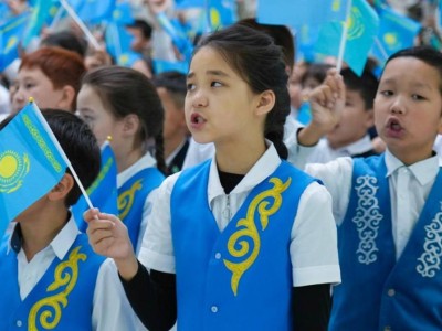 
                    "Моя республика – моя гордость": песню "Атамекен" исполнили 400 учащихся в Астане
                