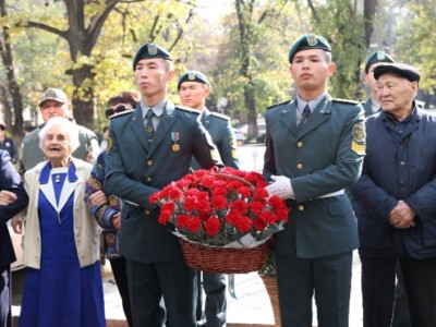 
                    100-летие со дня рождения Рахымжана Кошкарбаева: алматинцы возложили цветы к мемориалу Героя
                