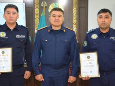
                    Двое полицейских поощрены за спасение человека на пожаре в СКО
                