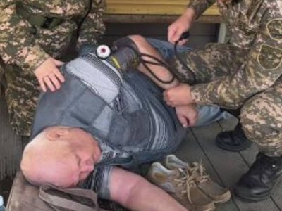 
                    Военнослужащие оказали медпомощь пожилому человеку в Усть-Каменогорске
                
