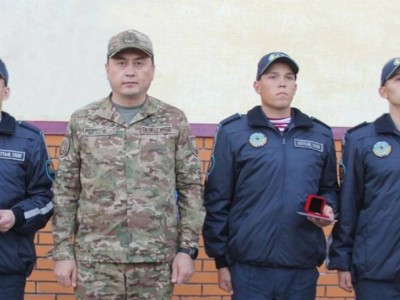 
                    В Астане наградили гвардейцев, спасших прыгнувшую с моста девушку 
                