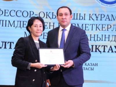 
                    "Ваш труд бесценен". Ректор Академии искусств поздравил преподавателей с профессиональным праздником
                