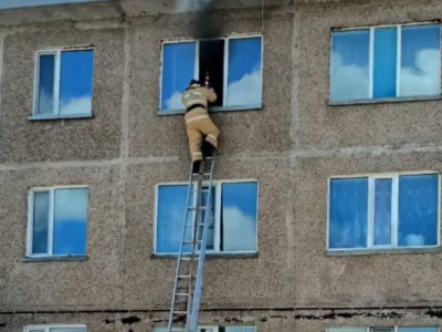 
                    Более 20 жильцов эвакуировали в Караганде при пожаре в пятиэтажке
                