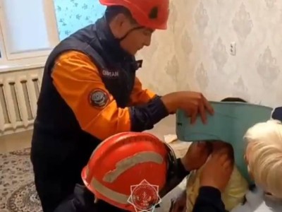 
                    Голова малыша из Астаны застряла в горшке 
                