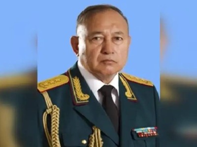 
                    Токаев присвоил экс-главе КНБ звание "Халық қаһарманы"
                