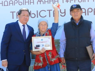 
                    Пострадавшие от паводка актюбинские сельчане получили новые дома
                